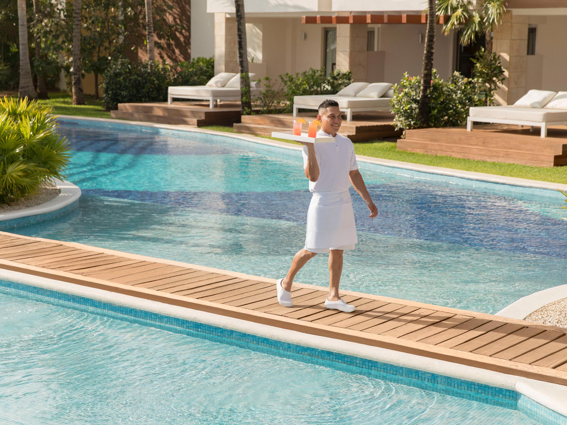 Serveurs en bord de piscine à Cancun