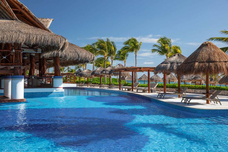 El Mejor Resort en Riviera Maya con Swim-up pool bar