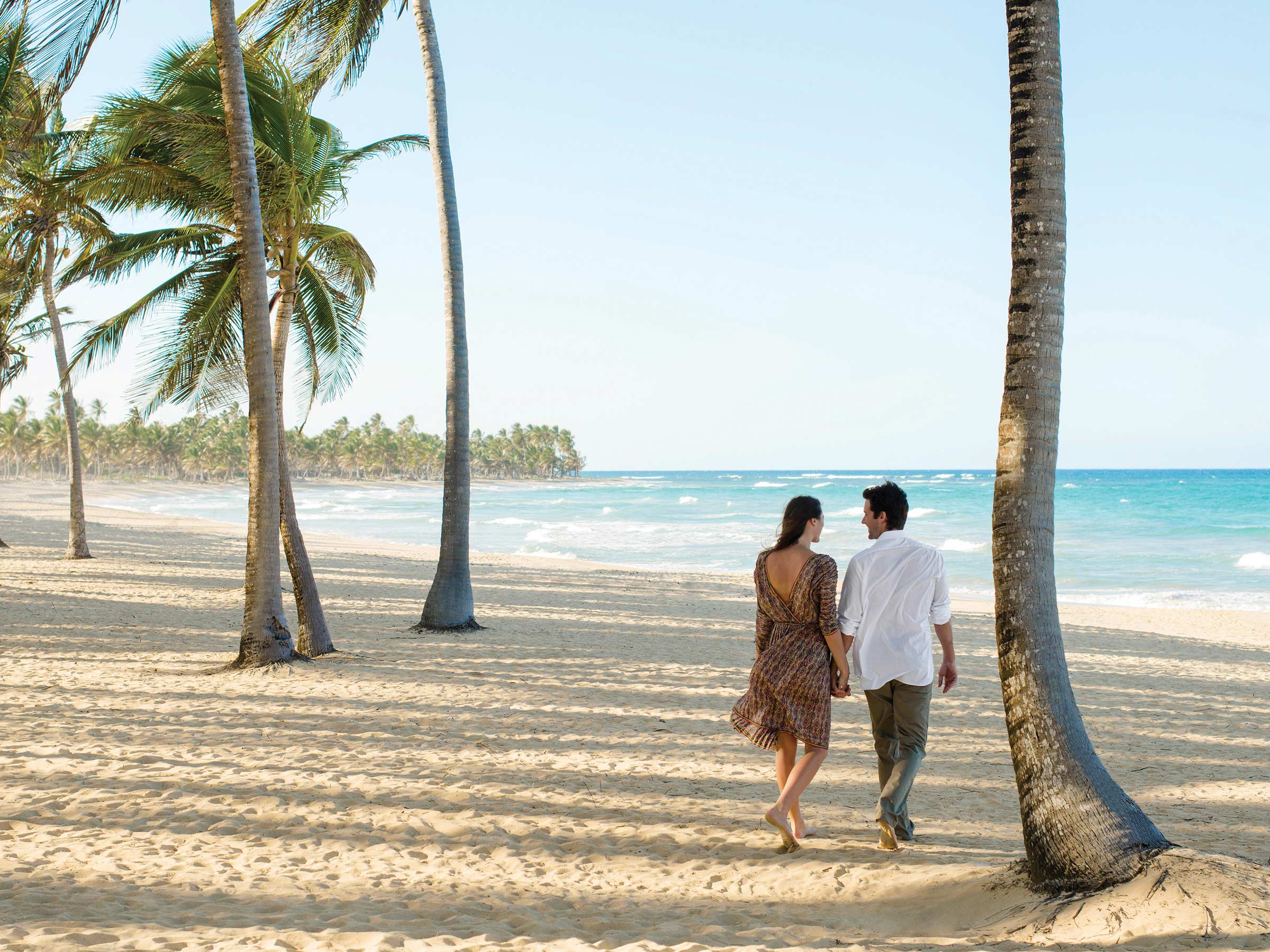 Pareja Caminando por la Playa en República Dominicana