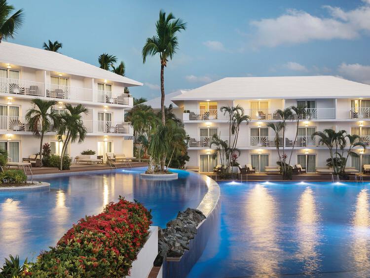 Piscina con Cascada y Swim-Up Suites en Excellence Punta Cana