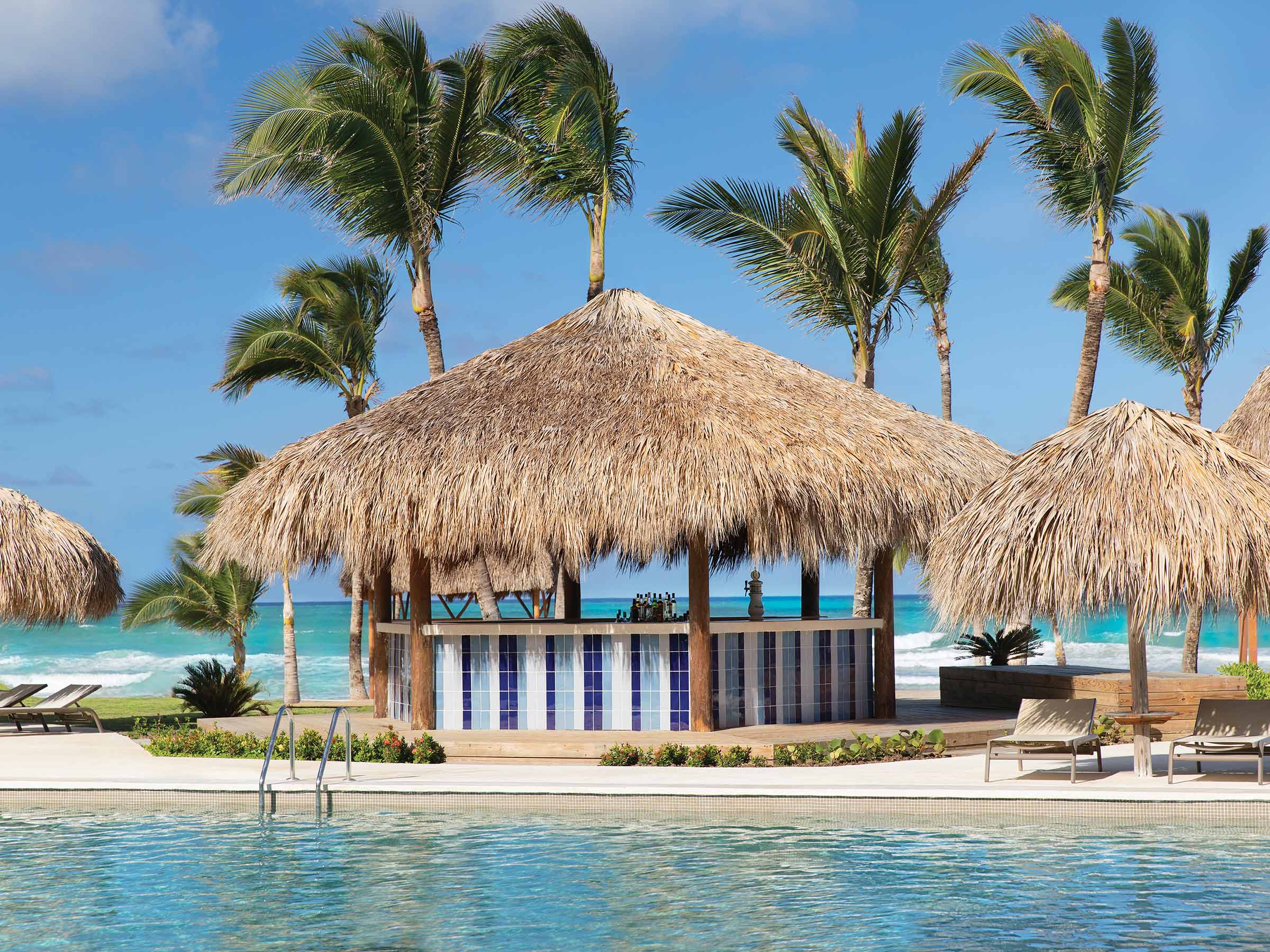  Prenez un verre en bord de piscine chez Excellence Punta Cana