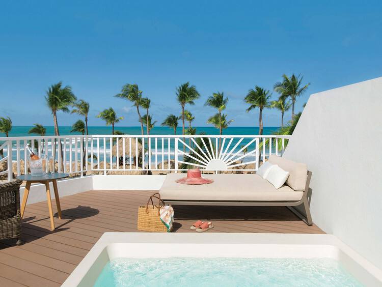 Suite con Terraza y Piscina de Inmersión Frente al Mar en Excellence Punta Cana